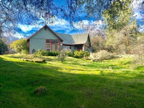 Chic 2B2b Bungalow w/ studio 3 mi to Sequoia NP - Dog Friendly!