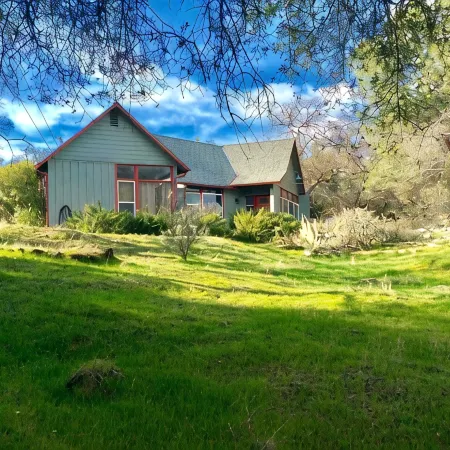 Chic 2B2b Bungalow w/ studio 3 mi to Sequoia NP - Dog Friendly!