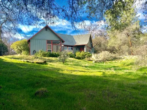 Chic 2B2b Bungalow w/ studio 3 mi to Sequoia NP - Dog Friendly! - 4-Star