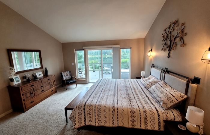 10 Acre Private riverfront retreat w/ dock and 1,000 ft waterfront