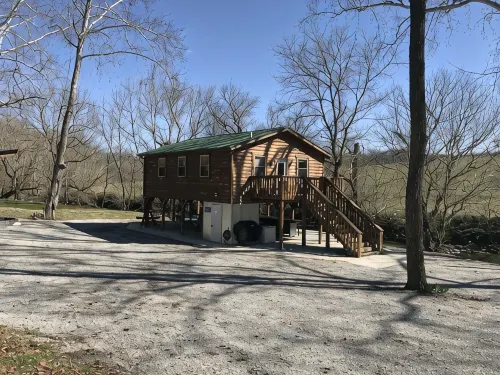 Cozy Cabin center of Bourbon Trail, Near Bardstown, beautiful country views - 4-Star