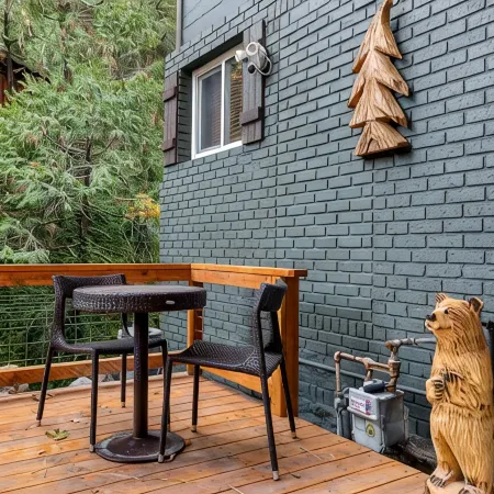 Cozy Mountain Retreat with 3 decks, huge living room, walking distance of shops