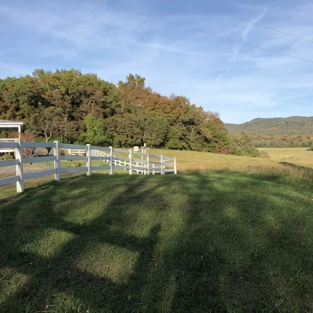 Historic Farmhouse/privacy/breathtaking views -Facebook @Valley View Escape, LLC