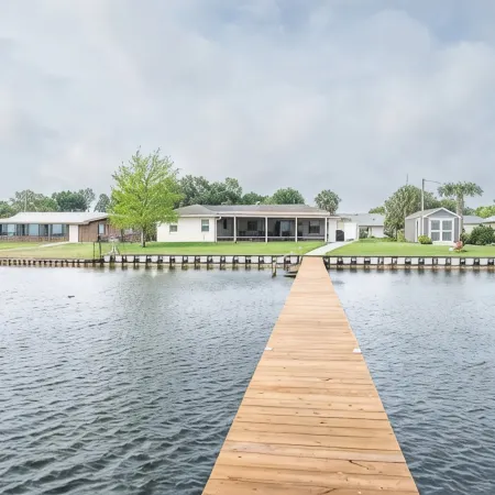 Tranquil Lakefront Retreat