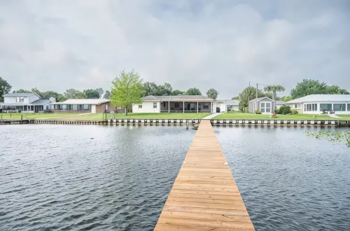 Tranquil Lakefront Retreat - 3-Star
