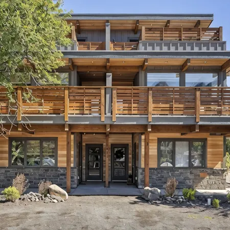 Sisters' Summit - Stunning Mountain Views with Private Hot Tub, Sauna & BBQ!