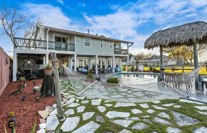 Paradise HomeSpacious 5-Bedroom House Sleeping 14,Heated Pool in Lovely Bacliff