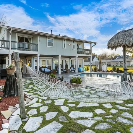 Paradise HomeSpacious 5-Bedroom House Sleeping 14,Heated Pool in Lovely Bacliff