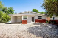 One of a Kind Vintage Lakefront Getaway on Lake Dunlap--W/D, fire pit, 4 tvs - Hytter