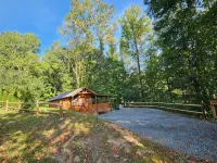 Tiny Hideaway Cabin mins. from Downtown Bryson City and Deep Creek National Park - Feriehus