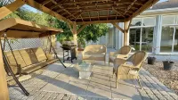 BEAUTIFUL & SPACIOUS 3 BEDROOMS HOME WITH LAKE VIEW - 絶景