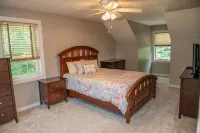 Large Luxury Family Home Near Five Colleges. The TOP short term rental in area! - 피트니스 시설