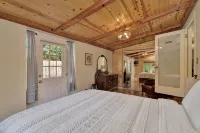 The Barn house - 1.5 miles to Whiskey Row - Kitchens