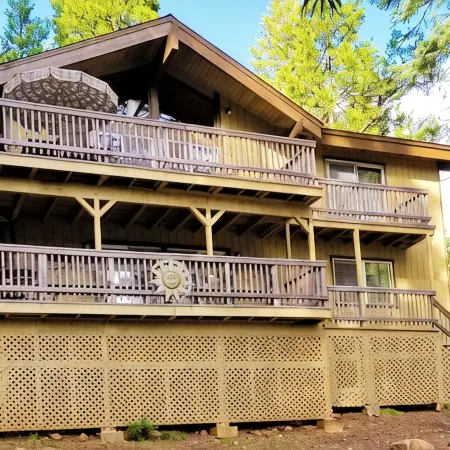 4 Season Vacation Rental at Lake Almanor Country Club. Gameroom, Sleeps 10. A/C