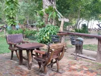 Bonhomie Beach Cottage - Parking