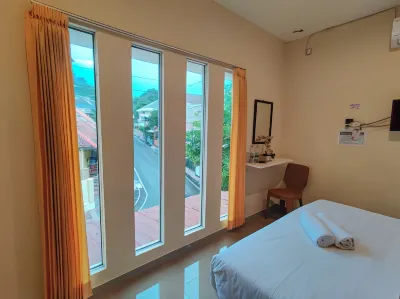 Ayuning Guest House Syariah Semarang Mitra RedDoorz Hotel di Gajahmungkur