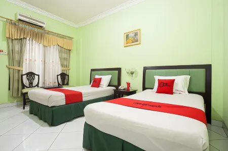 RedDoorz Near Juanda International Airport