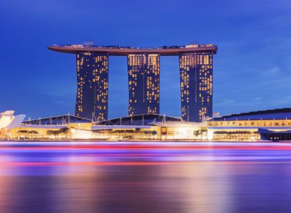 メット ア スペース ポッド アット アラブ ストリート