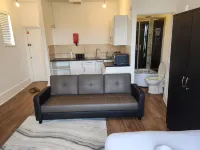 Immaculate 1-Bed Apartment in Greenhithe Hotels near Brands Hatch