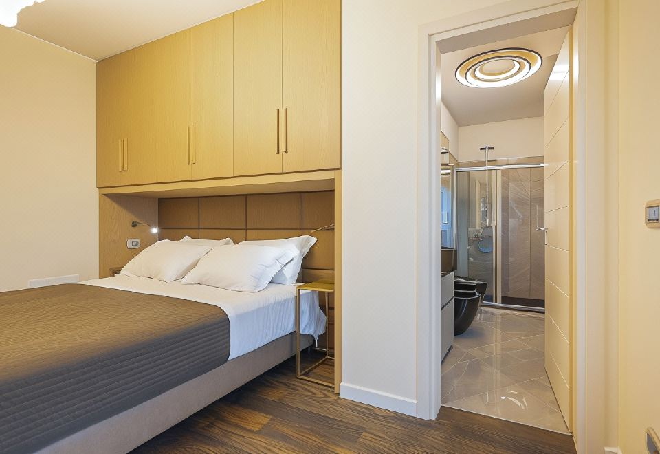 Venice New Luxury Penthouse - Free Parking and Roof Terrace,Venice ... - Luxury High Ceiling Penthouse With 24 Hour Security Features Tour