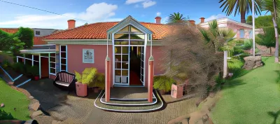 Inn & Art Gallery & Appartments Hotels in Canico