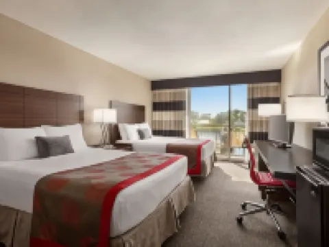 ラマダ バイ ウィンダム サラソタ ウォーターフロント マナティのホテル