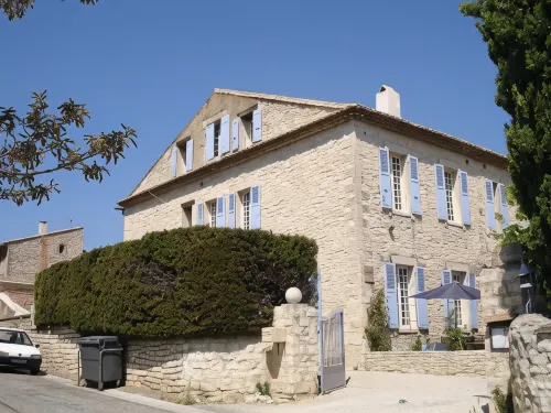 Logis Auberge de Tavel Hotels in Saint-Laurent-des-Arbres