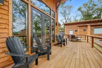Twin Retreat Cabin #2, Hot Tub, Near Battlefield Golf Course & Shangri La Resort