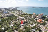 2nd floor Apt C. 1 mile from waterfront and downtown. Just 2 miles from beach!