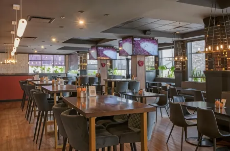 Best Western Premier Aberdeen Kamloops Отели рядом с достопримечательностью «BIG Little Science Centre»