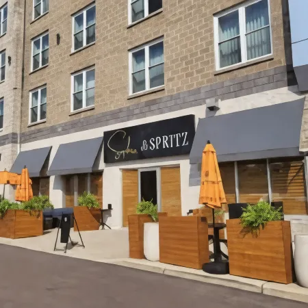 Four Points by Sheraton Moncton Отели рядом со станцией Залізнична станція Монктон