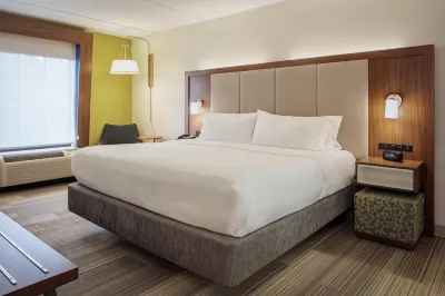 Holiday Inn Express & Suites Newport News Hôtels à proximité de la Newport News Amtrek Station