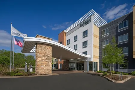 Fairfield Inn & Suites Springfield Northampton/Amherst Отели в г. Истхэмптон