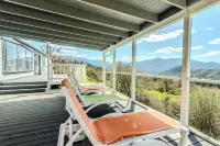 Stunning View, Fully Stocked Kitchen Near Wineries Hotels in Josephine County