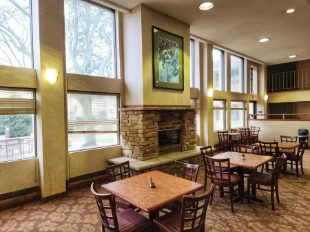 La Quinta Inn & Suites by Wyndham Appleton College Avenue