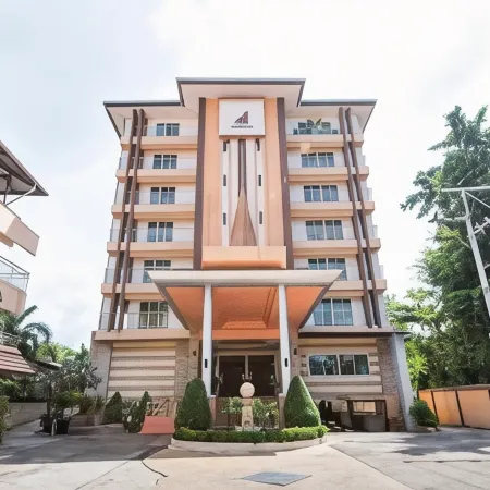 Siam Platinum Pattaya Отели рядом с достопримечательностью «Пляж Хатнаклуа»