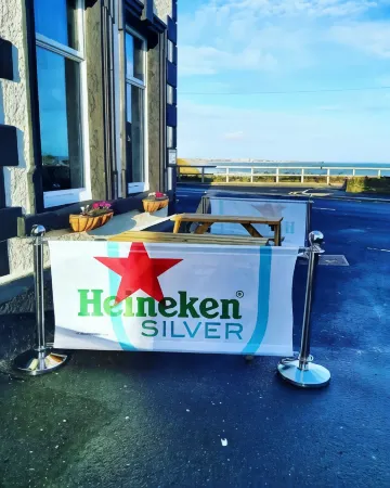 The Waterford Arms Отели рядом с достопримечательностью «Azure Garden Centre & Cafe»