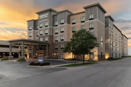 Homewood Suites by Hilton Wauwatosa Milwaukee Отели рядом с достопримечательностью «Time Square Watch Shop»