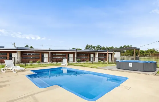 碼頭 323 號汽車旅館