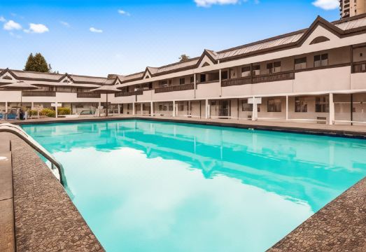 슈어스테이 호텔 수영장 이미지