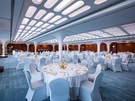 Queen Elizabeth 2 Hotel Отели в г. Дубай