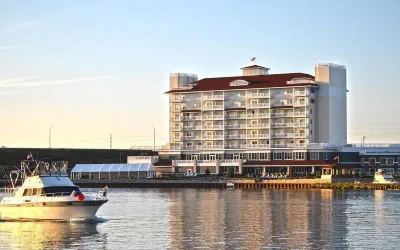 Luxury Condo on River/Golf Course with all the amenities. 10 min walk to beach Silver Beach 주변 호텔