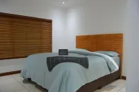 8 Sleeper Kingsize Vacation Home Rental Springside Road, Hillcrest Park, Durban Hotel a Hillcrest