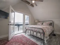 Waterfront Home Newly Renovated Beautiful Lake Views / Deck with 2 kayaks