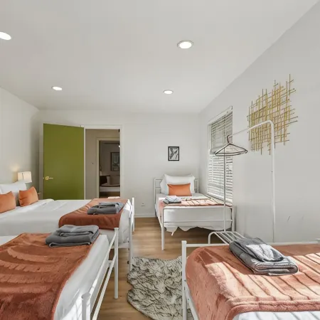The Palm Royale: Mid century pool home in trendy East Austin sleeps 12!