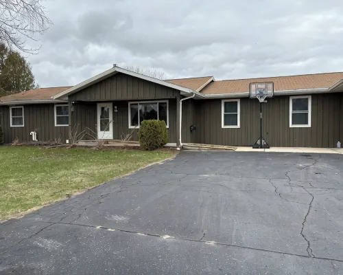 Wheelchair assessable spacious 5-bedroom house in Algoma Hotels in Algoma