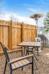 Cozy Queen, Private Bathroom and Entryway
