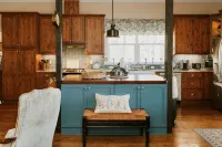 Farm stay with gorgeous view! Come stay at the Bird House on Nutbird Hill Farm. - Boutique