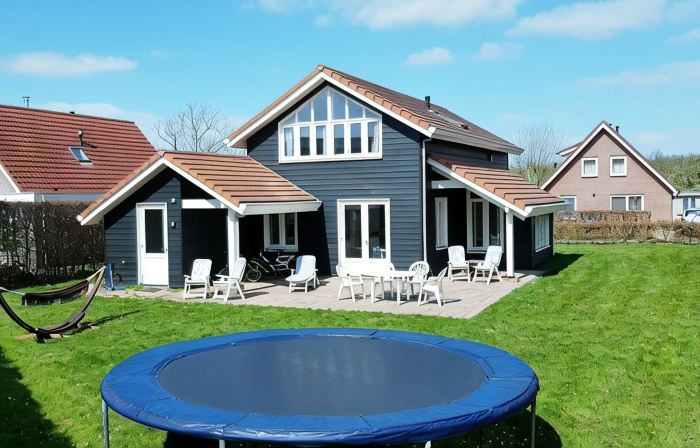 The Black House - Luxurious Holiday Villa in Zeewolde.