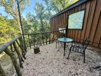 Happy Hideaway in our charming cabin in historic Eureka Springs with jacuzzi tub - Hytter